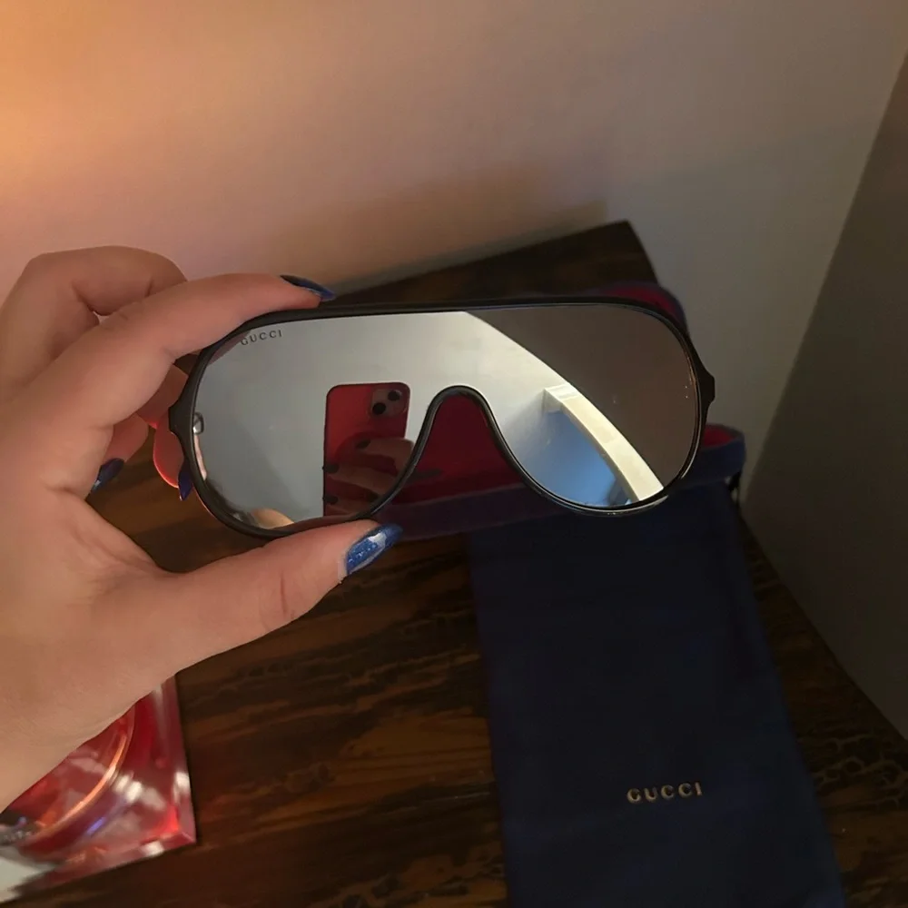Gucci Black and Silver Sunglasses No scratches! Like brand new. - Picture 4 of 6